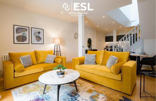 Shrewsbury Apartment | Dashing 2 Bedroom Duplex Apartment, Free Parking