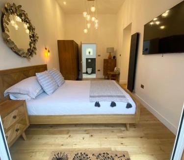 Builth Wells House | Dave & Kelz Deluxe king size studio room