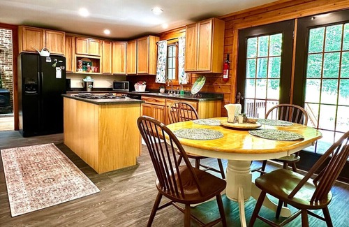 Bristol Apartment | David Brown`s Mountain Retreat- 2bed/2bath -Cabin