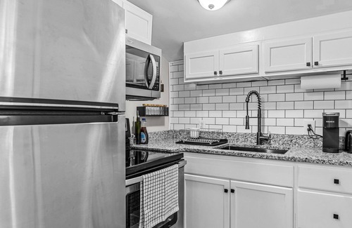 Athens Cottage | Dawg Country Living! 2 BDR Private Home 5 Min from UGA, Downtown Athens