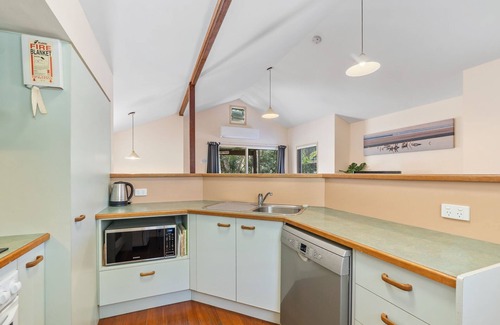 Point Lookout House | Dawn by Discover Stradbroke, Budget and pet friendly.