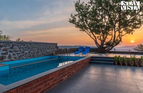 Bajarwadi Villa | Dawn Ecstasy by StayVista - Hill-view villa with Modern interiors, Garden area & Indoor games