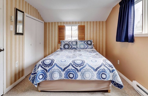 Stanstead Township Ski Chalet | Dawn - Waterfront cottage - Lake Memphremagog - private dock