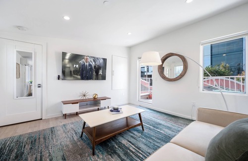 Hollywood Hotel | Day Dreams by AvantStay | Modern Loft w/Views of Hollywood Sign | A+ Location