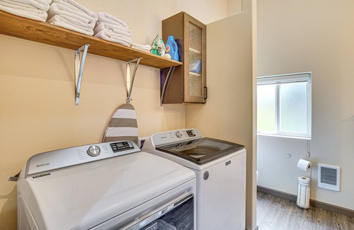 Prairie Ridge Cottage | Day Trip to Snoqualmie! Lakefront Home w/Hot Tub