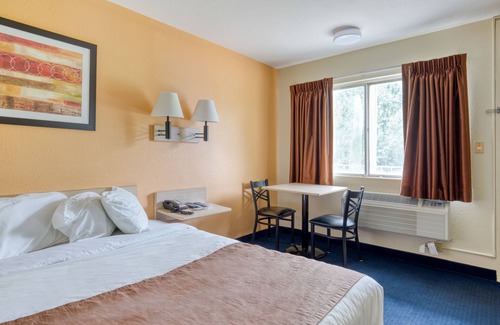 New Philadelphia Hotel | Days Inn by Wyndham New Philadelphia