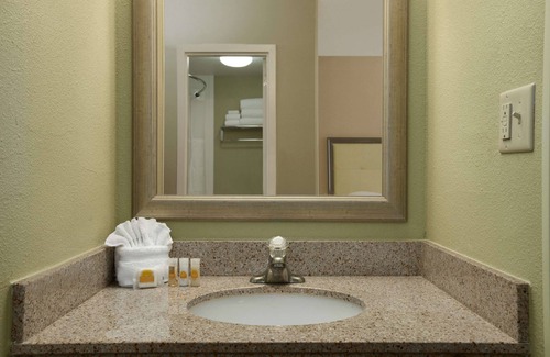 Downtown West Hotel | Days Inn by Wyndham Baltimore Inner Harbor