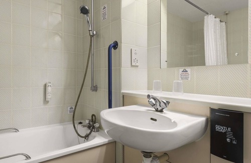 Bridgend Hotel | Days Inn by Wyndham Bridgend Cardiff M4