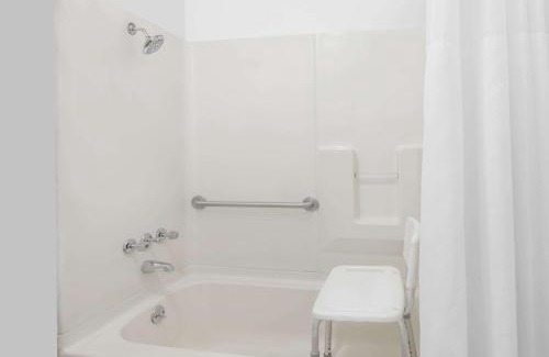 Greensboro Hotel | Days Inn by Wyndham Greensboro Airport