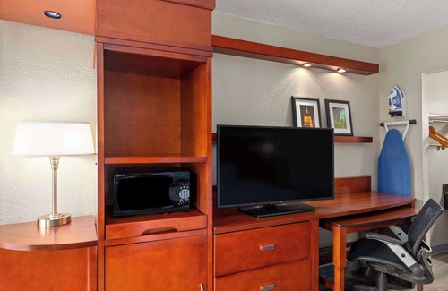 Knoxville Hotel | Days Inn by Wyndham Knoxville East