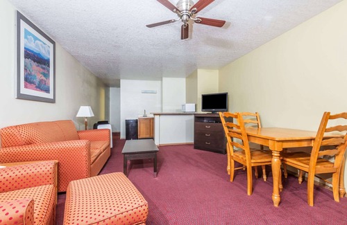 Pueblo Hotel | Days Inn by Wyndham Pueblo