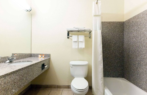 Southside Hotel | Days Inn by Wyndham San Antonio at Palo Alto