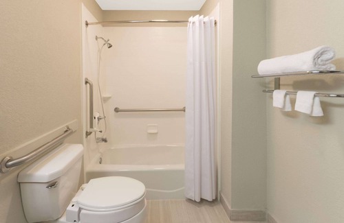 Ira Hotel | Days Inn by Wyndham Snyder