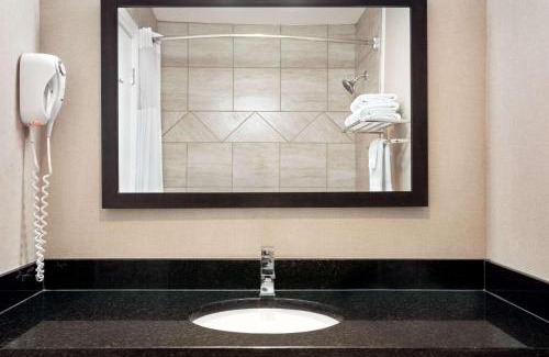 Sylvan Lake Hotel | Days Inn by Wyndham Sylvan Lake