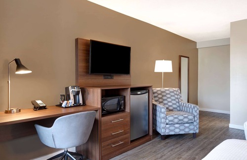 Gorge -Tillicum Area Hotel | Days Inn by Wyndham Victoria Uptown