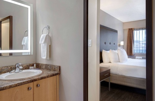 Gorge -Tillicum Area Hotel | Days Inn by Wyndham Victoria Uptown