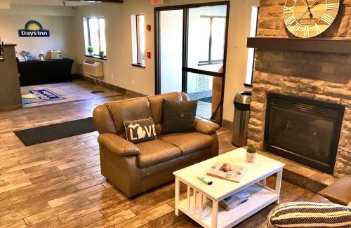 Traverse City Hotel | Days Inn & Suites by Wyndham Traverse City