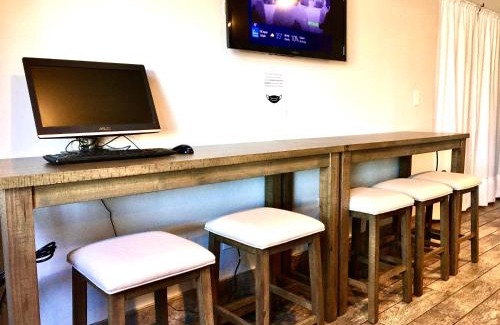 Traverse City Hotel | Days Inn & Suites by Wyndham Traverse City
