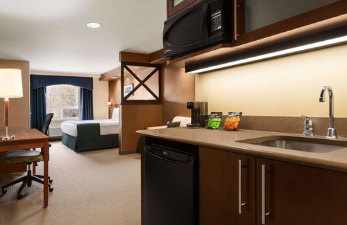 Brandon Hotel | Days Inn & Suites by Wyndham Brandon