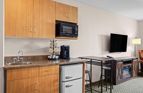 Winkler Hotel | Days Inn & Suites by Wyndham Winkler