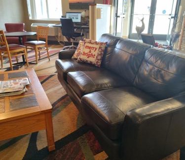 Fargo Hotel | Days Inn & Suites by Wyndham Fargo 19th Ave/Airport Dome