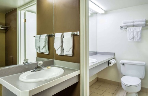 Logan Hotel | Days Inn & Suites by Wyndham Logan