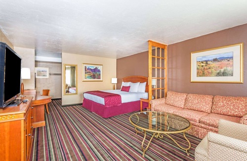 Logan Hotel | Days Inn & Suites by Wyndham Logan