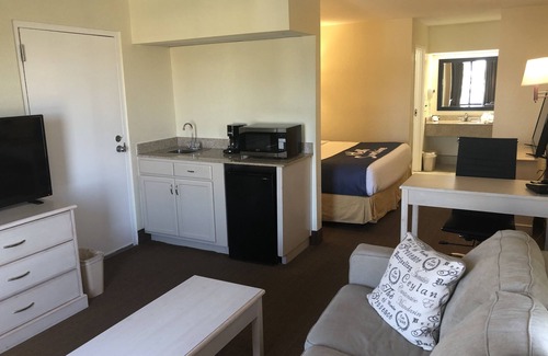 Navarre Hotel | Days Inn & Suites by Wyndham Navarre - near Beaches/Hurlburt