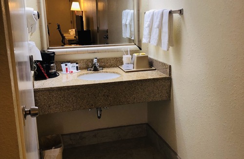 Navarre Hotel | Days Inn & Suites by Wyndham Navarre - near Beaches/Hurlburt