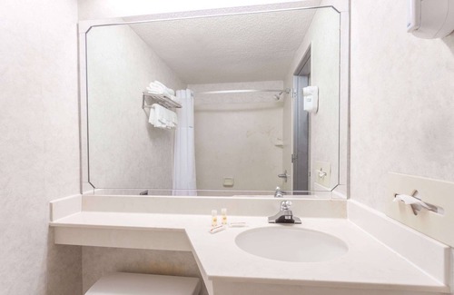 Lexington Hotel | Days Inn & Suites by Wyndham Lexington
