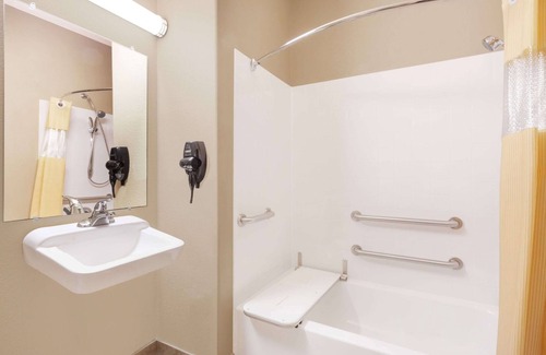 Marquez Hotel | Days Inn & Suites by Wyndham Marquez