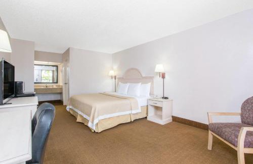 Navarre Hotel | Days Inn & Suites by Wyndham Navarre - near Beaches Hurlburt
