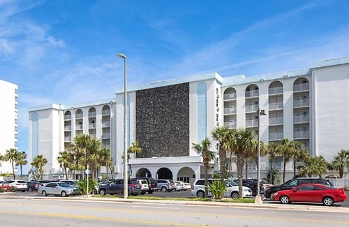 Daytona Beach Villa | Daytona SeaBreeze; 1 Bedroom Oceanfront, 424 sq ft, king bed, 1 full bath, sofa