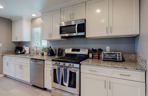 West Los Angeles House | Dazzling Westside Home w/Huge Backyard