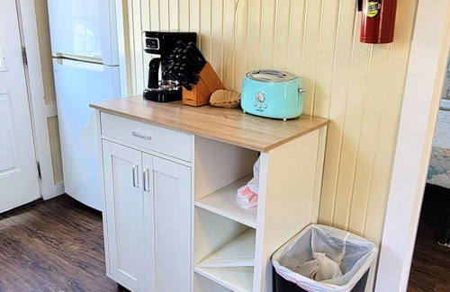 Port Aransas Cottage | DB 10 High Tide-1 BR Cottage, Living Room, Kitchenette, Walk to Beach, Dogs OK!