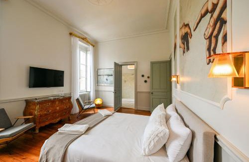 Branne Bed & Breakfast | DE L'ART À LA MANIÈRE - Chambre d'Hôtes de Charme - 2 Suites Haut de Gamme - Idéal Couple & Famille - Piscine - Terrasse - Calme - 15min Saint-Émilion - EXPÉRIENCE Restauration d'Oeuvre d'Art
