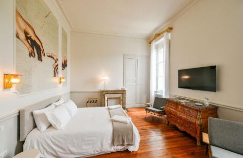 Branne Bed & Breakfast | DE L'ART À LA MANIÈRE - Chambre d'Hôtes de Charme - 2 Suites Haut de Gamme - Idéal Couple & Famille - Piscine - Terrasse - Calme - 15min Saint-Émilion - EXPÉRIENCE Restauration d'Oeuvre d'Art