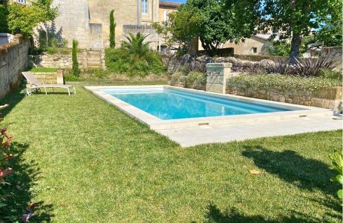 Branne Bed & Breakfast | DE L'ART À LA MANIÈRE - Chambre d'Hôtes de Charme - 2 Suites Haut de Gamme - Idéal Couple & Famille - Piscine - Terrasse - Calme - 15min Saint-Émilion - EXPÉRIENCE Restauration d'Oeuvre d'Art