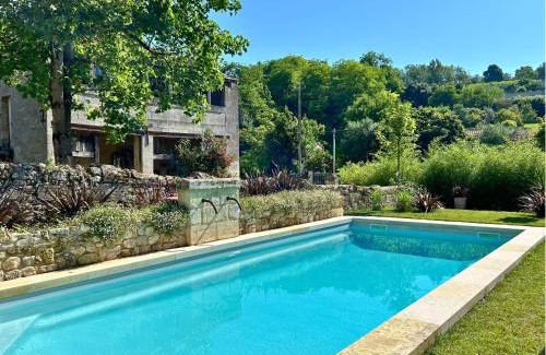 Branne Bed & Breakfast | DE L'ART À LA MANIÈRE - Chambre d'Hôtes de Charme - 2 Suites Haut de Gamme - Idéal Couple & Famille - Piscine - Terrasse - Calme - 15min Saint-Émilion - EXPÉRIENCE Restauration d'Oeuvre d'Art