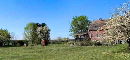 Petershagen b Fredersdorf b Berlin Apartment | Vierseitenhof Hasenfelde - Ferienwohnung Feldblick