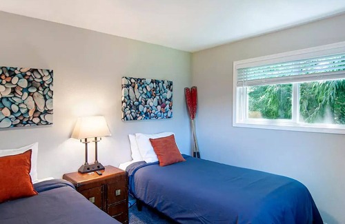 Oak Harbor Villa | Deception Pass Home With Large Deck has View of Cornet Bay and nearby State Park
