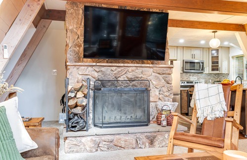 Dorrington Cabin | Deck & EV Charger: Pet-Friendly Arnold Cabin!