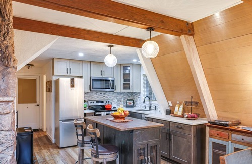 Dorrington Cabin | Deck & EV Charger: Pet-Friendly Arnold Cabin!