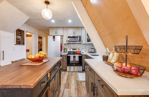 Dorrington Cabin | Deck & EV Charger: Pet-Friendly Arnold Cabin!