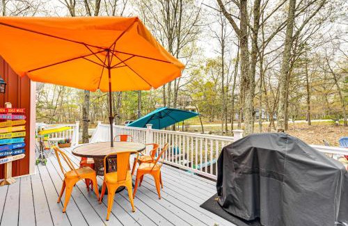 Bushkill House | Deck, Fire Pit and Pool Access at Poconos Retreat!