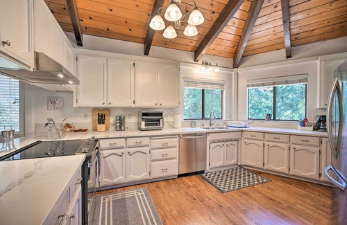 Apple Hill House | Deck & Grill: Camino Home in Wine Country!