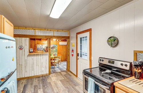 Brownwood House | Deck, Hot Tub & Lake View: Brownwood Home!