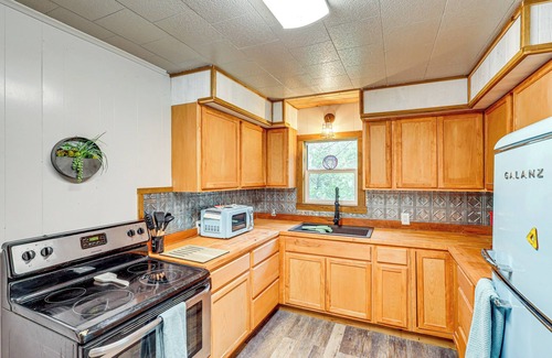 Brownwood House | Deck, Hot Tub & Lake View: Brownwood Home!