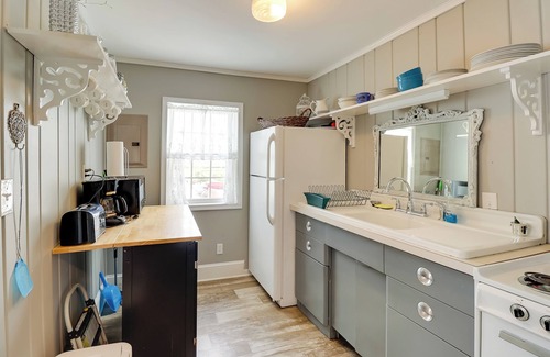 Long Neck Cottage | Deck & Indian River Bay Views: Coastal Cottage