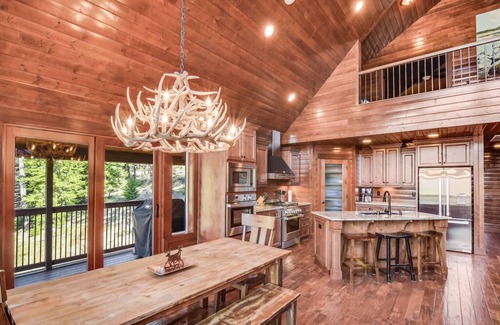 Cle Elum House | Deck the Halls with Mountain Views in Winter Lodge+Fall 3rd Night